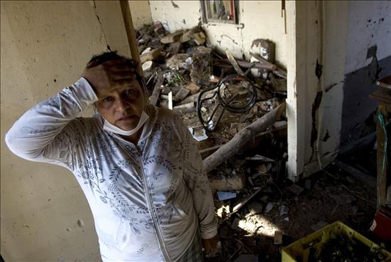 Una mujer se lamenta al ver su casa en ruinas hoy, domingo 7 de marzo de 2010, en Constitución