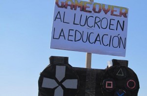 Pancartas, carteles y creaciones coincidieron en exigir el fin del lucro en la educación chilena, aunque el gobierno declaró que está a favor de la participación de privados en la enseñanza escolar. 