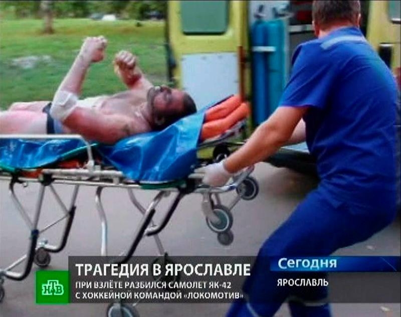 sobreviviente accidente ruso Captura de televisión del canal ruso NTV que muestra a un superviviente tras el accidente de un avión de pasajeros ruso Yak-42 en la región de Yaroslavl, Rusia, hoy miércoles 7 de septiembre de 2011. Al menos 44 personas murieron hoy al estrellarse un avión de pasajeros ruso Yak-42 en la región de Yaroslavl, a unos 200 kilómetros al norte de Moscú, señalaron fuentes policiales.Un representante de la policía, citado por la agencia oficial RIA-Nóvosti, dijo que a bordo de la aeronave viajaban 37 integrantes del equipo de hockey sobre hielo Lokomotiv y ocho miembros de la tripulación, y añadió que uno de los ocupantes del aparato sobrevivió al accidente. Sin embargo, el Ministerio de Sanidad de Rusia sostiene que los supervivientes son dos: un jugador de hockey y un miembro de la tripulación, y que ambos se encuentran en estado grave. (EFE)