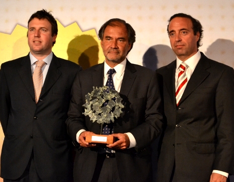 Maximiliano Raide (izq.), presidente Grupo liderazgo; Boris Buvonic (centro), vicepresidente Fundación Itaú; y Hernán Viguera (der.) , vicerrector de Extensión y Comunicaciones. 