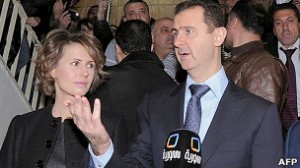 La televisión estatal siria mostró imágenes del presidente Bashar al Asad y su esposa en el centro de votación.