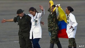 Cada uniformado fue recibido por un médico del Comité Internacional de la Cruz Roja en plena pista del aeropuerto de Villavicencio.