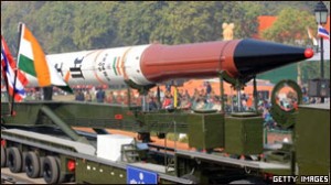 En 2010, India probó con éxito el Agni-II, otro misil balístico con un alcance de más de 2.000 kilómetros.