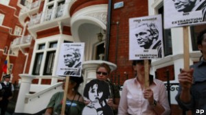 Este miércoles algunos se manifestaron a favor de Assange frente a la Embajada de Ecuador en Londres.