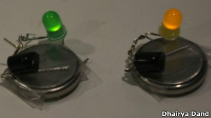 El circuito de los cubos de hielo con luz para prevenir el exceso del alcohol tiene, entre otros dispositivos, un receptor de infrarrojo.