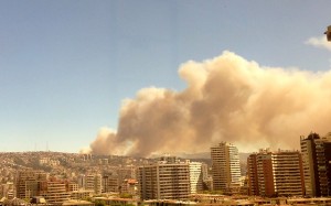 El humo del incendio podía verse desde distintos puntos de Valparaíso y Viña del Mar. (Foto: Agencia Uno)