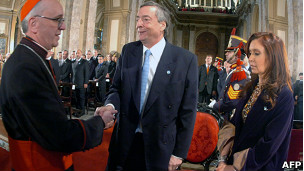 Néstor Kirchner renunció a asistir al tedeum de 2005 por las críticas vertidas anteriormente por Bergoglio.