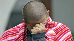 Jeremy Bush tuvo que ser auxiliado por la policía mientras intentaba salvar a su hermano Jeffrey.