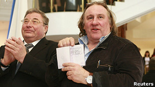 El impuesto de un 75% a los que ganan más de un millón de euros llevó al "exilio" al actor francés Gerard Depardieu.