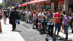En el centro de Buenos Aires no cesa el frenesí cambiario.
