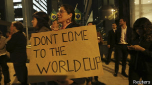 A las manifestaciones se han unido personas que se oponen a las altas sumas de dinero invertidas en la organización de la Copa Confederaciones y del Mundial.