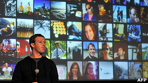El director ejecutivo y creador de Facebook, Mark Zuckeberg negó que la empresa haya permitido acceso directo a su servidor.