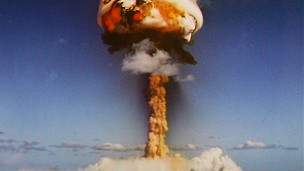 Acuerdos: El Tratado de No Proliferación Nuclear (1968) es el principal acuerdo internacional de cooperación para el control de las armas y tecnología nuclear. Ha sido ratificado por 189 países. No son parte cuatro Estados que poseen un arsenal nuclear: Corea del Norte, Israel, India y Pakistán. El Tratado de Tlatelolco (1967) prohíbe las armas nucleares en América Latina. Firmado tras la crisis de los misiles en Cuba, el objetivo fue convertir a la región en la primera del mundo libre de armas nucleares.