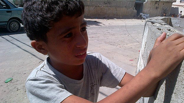 Syed perdió a su hermano menor y a tres primos por un ataque aéreo israelí en una playa cerca del puerto de Gaza. Kifah, niño sirio