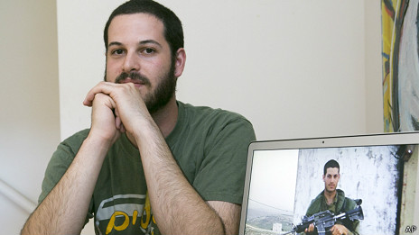Mike Fishbein, de 25 años, decidió presentarse como voluntario a las FDI en 2009.