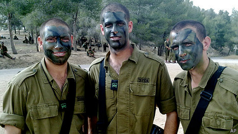 Fishbein (centro) y Benjamin (izq.) sirvieron juntos en el ejército israelí.