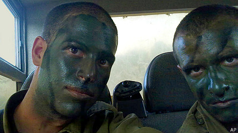 Fishbein (centro) y Benjamin (izq.) sirvieron juntos en el ejército israelí.