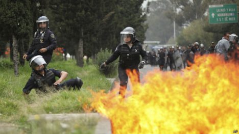 De acuerdo con medios locales, la policía ha detenido a 15 personas, y a varios manifestantes les ha obligado a entregar los objetos que portaban –cohetes, piedras y bombas tipo molotov- como condición para dejarles salir de la zona. Pese a que los exteriores del aeropuerto Benito Juárez han sido escenario de enfrentamientos como el de la imagen, el aeródromo opera sin problemas.