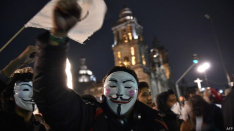 Juan Carlos Pérez Salazar, corresponsal de BBC Mundo en México, indicó que, hasta ahora, la enorme marcha se desarrolla de manera principalmente pacífica. Los manifestantes convergen hacia la plaza del Zócalo desde tres puntos simbólicos de la ciudad: El Monumento de la Revolución, la estatua del Ángel de la Independencia y Tlatelolco, conde en 1968 centenares de estudiantes fueron muertos por la fuerzas de seguridad.