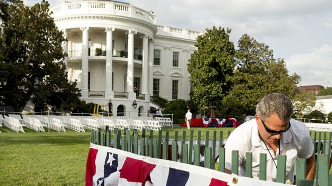 Un día antes de la ceremonia de bienvenida al Papa, el personal de la Casa Blanca terminó de alistar el jardín donde serán recibidos los invitados.