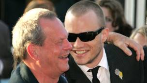 Gilliam (izq.) perdió a Heath Ledger (der.) durante el rodaje del "Imaginario del Doctor Parnassus".