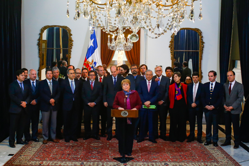 24 de Septiembre de 2015/SANTIAGO  La Presidenta de la República, Michelle Bachelet, acompañada por parlamentarios y ministros da cuenta del resultado del fallo de la Corte Internacion de La Haya, que se considera competente para acoger la demanda boliviana.  FOTO: PABLO VERA LISPERGUER/AGENCIAUNO