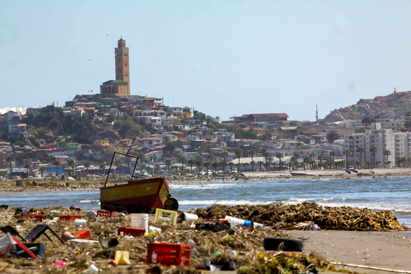 21 de Septiembre/COQUIMBO A cinco dias del terremoto y tsunami, se realizan labores de limpieza en la ciudad de Coquimbo. En la imagen playa La ChangaFOTO:HERNAN CONTRERAS/AGENCIAUNO