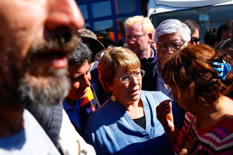 17 de Septiembre de 2015/TONGOY La Presidenta, Michelle Bachelet, visita el pueblo de Tongoy que se vio fuertemente afectada por el Tsunami tras el terremoto 8,4 que se produjo en la zona centro norte del país y que dejo por el momento a 10 personas fallecidas  FOTO:MARIO DAVILA/AGENCIAUNO