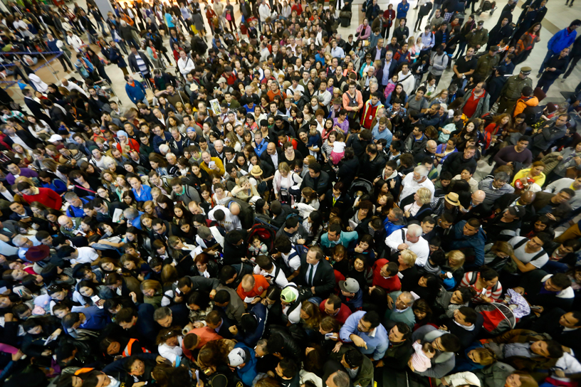 15 de Septiembre del 2015/SANTIAGO  Un verdadero caos se produjo cuando cientos de pasajeros intentaron llegar hasta policía de Investigaciones antes de abordar sus vuelos, niños, ancianos y mujeres fueron los mas perjudicados al querer entrar este gran numero de personas por una sola puerta de acceso, luego del termino del paro de los funcionarios de la DGAC en el aeropuerto de Santiago. FOTO: FELIPE FREDES FERNANDEZ/AGENCIAUNO