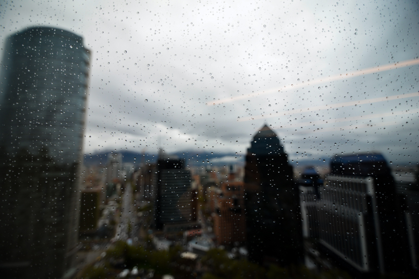24 SEPTIEMBRE de 2015/ SANTIAGO Vista panorámica de Santiago durante el frente de lluvias que afectó a la zona central.      FOTO:PABLO ROJAS MADARIAGA/AGENCIAUNO