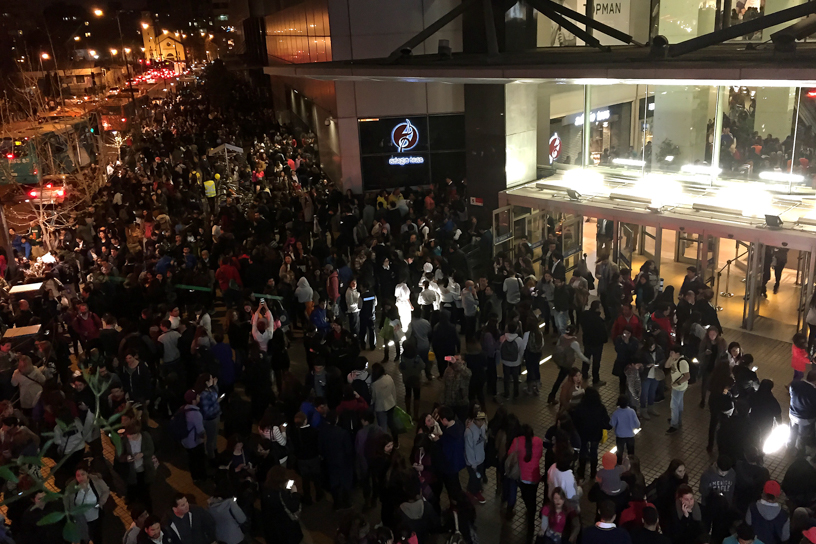 16 de Septiembre de 2015/SANTIAGO Personas evacuan el Mall Costanera Center tras el terremoto 8,3 que se produjo durante esta noche FOTO:NADIA PEREZ/AGENCIAUNO