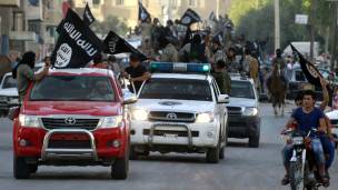 En junio de 2015, los yihadistas de EI celebraron la declaración de su califato con una marcha en Raqa.