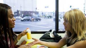 "Tangerine" cuenta la historia de dos prostitutas transexuales en Los Ángeles.