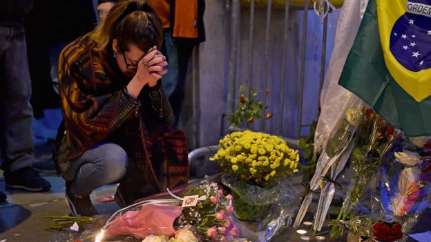 Las muestras de dolor han sido visibles en las calles de la capital francesa.