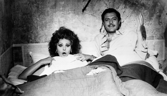 Sophia Loren y Marcello Mastroianni entre las sábanas en la inmortal 'Matrimonio a la italiana' (1964). / Cordon