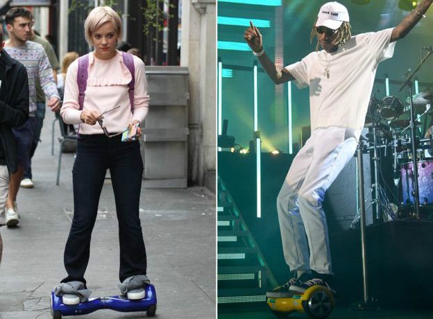 Wiz Khalifa sobre una patineta eléctrica en un concierto en agosto pasado.