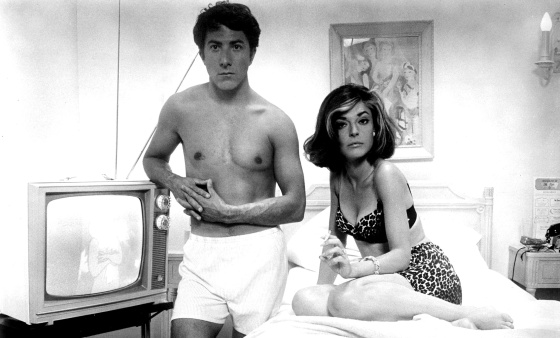 Dustin Hoffman, Anne Bancroft y la televisión, compartiendo secretos de cama en 'El graduado' (1967). / Cordon
