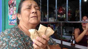 Beatriz muestra sus medicinas y dice, orgullosa, que se las dio Chávez.