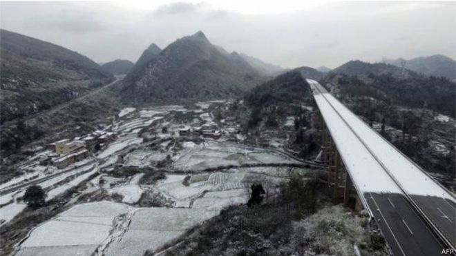 Esta carretera en la provincia de Guangdong fue clausurada debido a la fuerte nevada.