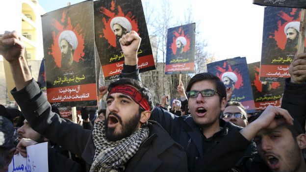 Muchos de los manifestantes gritaron "¡Muerte a los al Saud!", en referencia a la familia real que gobierna Arabia Saudita.
