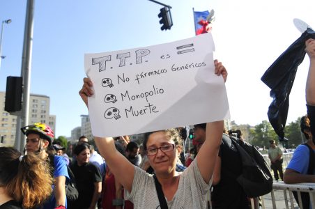 4 de Febrero del 2016 / SANTIAGO Un grupo de ciudadanos, se manifiesta frente al palacio de la moneda, como una señal de molestia a la perdida de soberania del pais, tras el tratado de TPP. En la imagen, una mujer sostiene un cartel. FOTO: SEBASTIAN BELTRAN GAETE / AGENCIAUNO