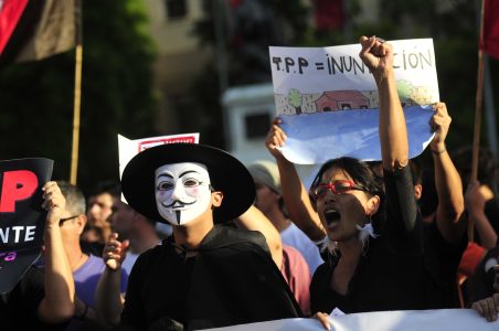 4 de Febrero del 2016 / SANTIAGO Un grupo de ciudadanos, se manifiesta frente al palacio de la moneda, como una señal de molestia a la perdida de soberania del pais, tras el tratado de TPP. FOTO: SEBASTIAN BELTRAN GAETE / AGENCIAUNO