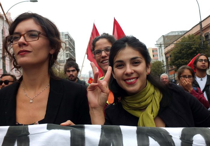 Las diputadas del PC Karol Cariola y Camila Vallejo marchando en Valparaíso