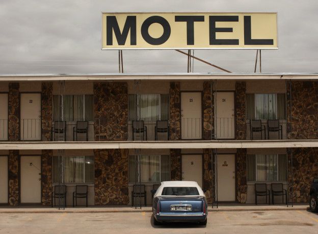 Talese firmó un acuerdo donde prometía que no publicaría el nombre ni nada que pudiera ayudar a identificar el motel. En 2013, Foos le dio autorización para publicar los datos completos.