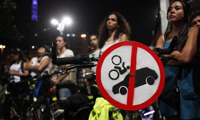Bikes vs Cars. A vigil in São Paulo for a cyclist killed by a bus