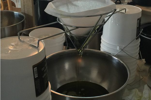En silencio, varias mujeres se reúnen en la cocina de la abadía, con música suave, para elaborar el producto.