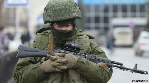 Al principio, Rusia no reconoció su participación en la toma de Crimea.