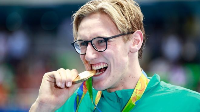 El nadador australiano Mack Horton presume de su medalla de oro después de ganar en la competencia de 400 metros en estilo libre.