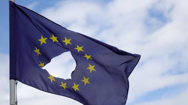 Agujereada y a media asta ondeaba esta bandera de la UE en Knutsford Cheshire, Reino Unido, tras el Brexit.