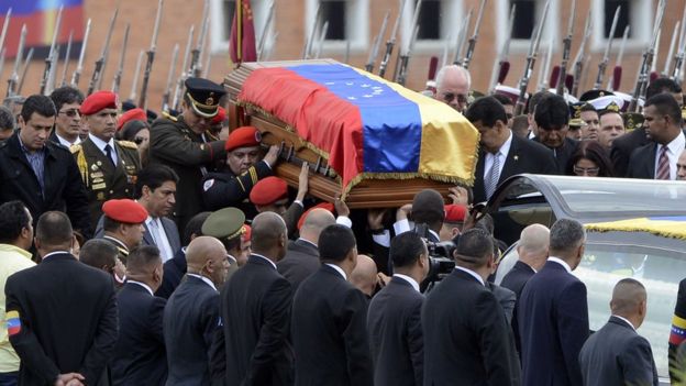 Los restos de Hugo Chávez fueron saludados por cientos de miles en su cortejo fúnebre final.